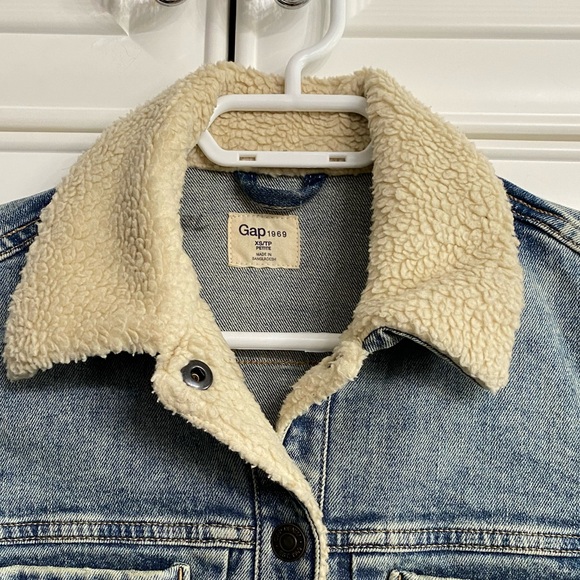 Gap Ladie’s Size XS Jean Jacket with Faux Sheep Skin Collar and Snaps Down Front - Picture 2 of 10